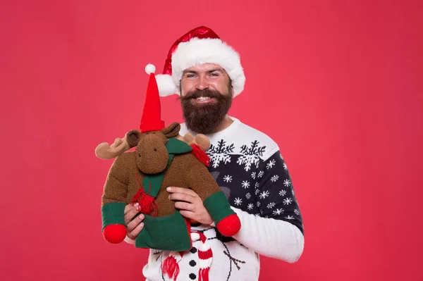 Hezká hračka Vánoc. Šťastný Santa drží sobí hračku. Vousatý muž s měkkou hračkou. Dárek na dovolenou. Dárek na Nový rok. Boxerský den. Vánoční překvapení. Hrát a hrát během prázdninového období — Stock fotografie
