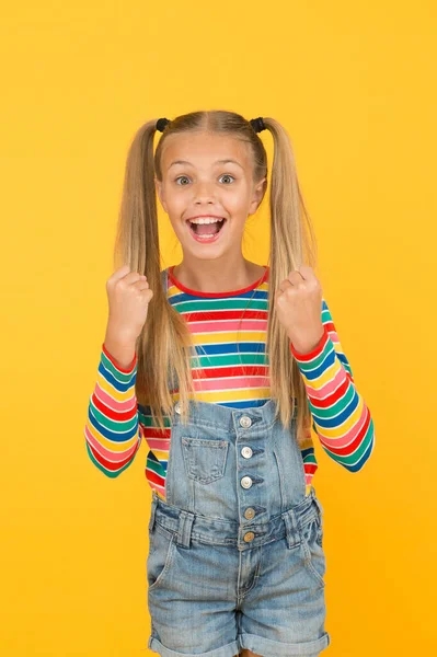 Energia positiva. Split termina o tratamento. Bebé alegre. Menina bonito sorrindo criança cabelo longo duplo rabo de cavalo penteado. Evitar pontas duplas. Quebra de cabelo tratamento. Remédios de beleza para cabelos divididos — Fotografia de Stock