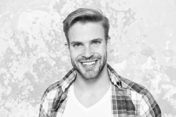 Homme non rasé a un sourire parfait. concept de salon de coiffure. Hommes sensualité. mec sexy style décontracté. macho man grunge background. collection printemps de mode masculine. chemise à carreaux étudiant charismatique — Photo