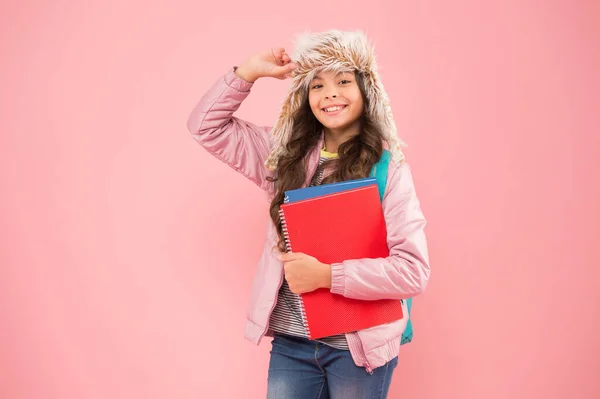 Academisch jaar. Winter semester. Tiener met rugzak en boeken. Stijlvol schoolmeisje. Meisje kleine modieuze schoolmeisje dragen rugzak. Schoolmeisje gelukkig dagelijks leven. Modern onderwijs. Kerstvakantie — Stockfoto