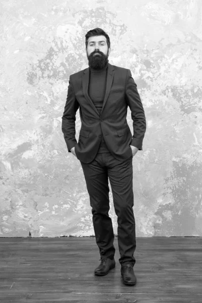 Elle avait l'air parfaite. Homme beau barbu homme d'affaires porter costume formel de luxe. Vêtements homme et concept de mode. Un mannequin brutal. Les gens d'affaires style mode. Vêtements formels pour bureau — Photo