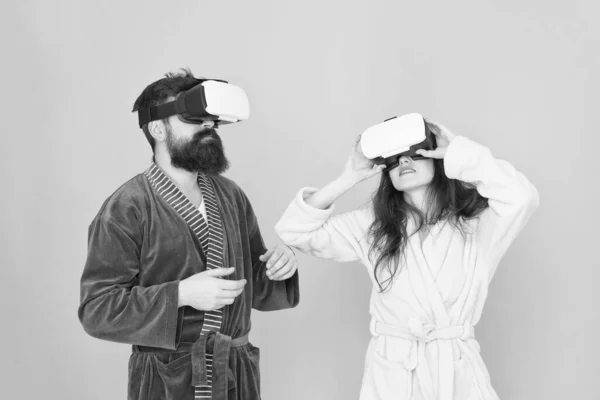 Chica y hombre hipster relajarse en albornoz. El futuro es ahora. pareja digital. innovación en las relaciones familiares. crear su realidad. mundo de la inmaginación. familia pareja usar gafas vr. Esto es genial. — Foto de Stock