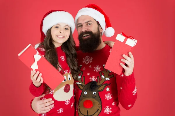 Rien que de la famille. père et enfant partagent des cadeaux. Achetez des cadeaux de Noël. tradition du shopping familial. Fille et papa passent des vacances ensemble. famille aime le temps. vacances d'hiver. notre petit Noël — Photo