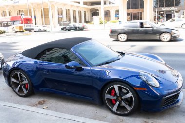 Long Beach, California USA - 11 Nisan 2021: Mavi Porsche 911 Carrera. yan görünüm.