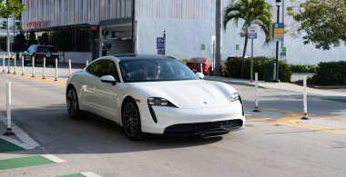 Miami Beach, Florida USA - 15 Nisan 2021 Porsche Taycan Turbo S lüks spor araba. köşe görünümü.