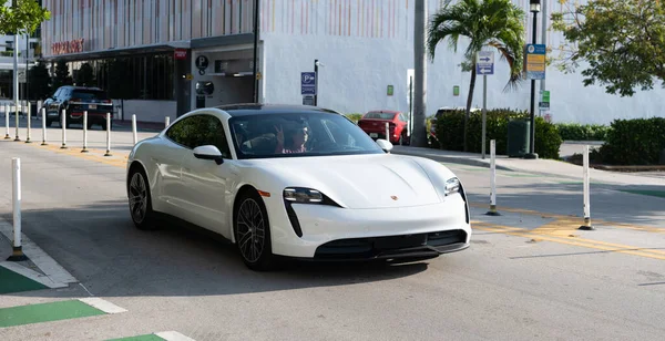 Miami Beach, Florida USA - 15. April 2021: Porsche Taycan Turbo S Luxussportwagen. Eckansicht. — Stockfoto