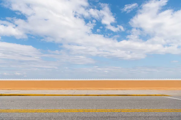 Strada asfaltata vuota con linee di marcatura gialle su cielo nuvoloso a Palm Beach Florida, USA, autostrada — Foto Stock