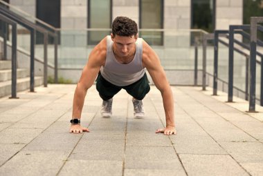 Şınav çeken atletik adam, şehir sporu konsepti