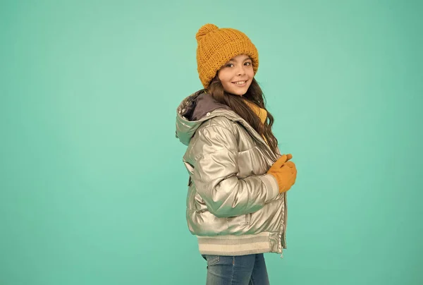 Criança feliz se sentir confortável e quente na jaqueta acolchoada e roupas de malha no inverno, estação fria — Fotografia de Stock