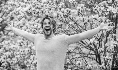 Çiçek kozmetik konsepti. Hippi çiçek aromasının tadını çıkarır. Tıraşsız erkek manolyası çiçek açar. Erkek çiçekli arka plan çözüldü. Bahar güzeli. Botanik doğası. Erkek güzeli. Saç bakımı ve güzellik. Saç stili.