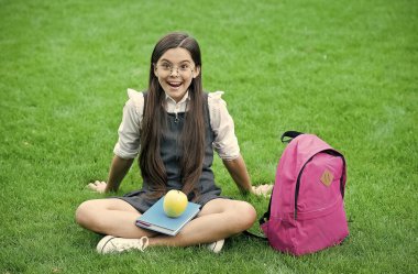 Biraz dinlen ve bir mil koş. Mutlu çocuk yeşil çimlerde rahatlar. Meyve çerezi. Okul yemeği. Beslenme eğitimi. Yemek molası. Sağlıklı beslenme ve atıştırma. Vejetaryen diyeti ve diyet. Besleyici yiyecekler yiyin.