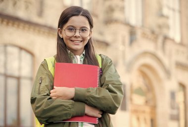 İlginç bir ders. Mutlu çocuk kitabı dışarıda tutuyor. Okula dönelim. Özel ders ve ders. Klas ve öğretici. Bilgi toplama günü. 1 Eylül. Resmi eğitim. Okul kütüphanesi. Çalışmaya hazır.