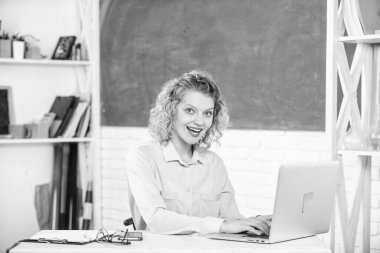 Zeki kız öğrenci. Öğretmenler toplantısı. Öğretmenler için çevrimiçi topluluk. Eğitmen internette sörf yapıyor. İletişim sosyal ağları. Modern okul. Öğretmenler günü. İnternette çalışan bir kadın. Uzaklık öğretimi