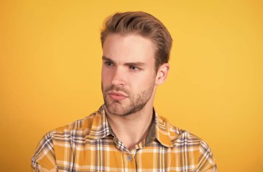 Herkesin kendine biraz zaman ayırmaya ihtiyacı vardır. Tıraşsız cilt sarısı arkaplanı olan yakışıklı. Cilt bakımı. Cilt bakımı. Salon bakımı. Berber dükkanı. Sakal bakımı. Saç bakımı