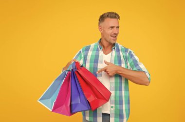 Başarılı alışverişçi alışveriş çantalarını işaret ediyor, indirimli satış.