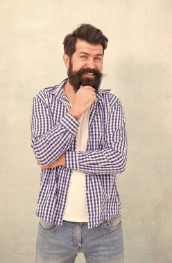 En iyi şekilde berberlik yapıyor. Mutlu sakallı adam mavi arka planı. Tıraşsız hippi gülümsemesi. Berber dükkanı. Berber dükkanı. Saç kesimi ve tıraş salonu. Berber dükkanı servisi. Sakal bakımı. Saç bakımı