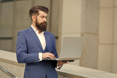 Zor bir gündü. İyi internet bağlantısı. Kendine güvenen iş adamı defteri tutar. Sakallı iş adamı e-postaya cevap veriyor. Ofisteki resmi adam uzak mesafelere gidiyor. Modern hayatta dijital teknoloji