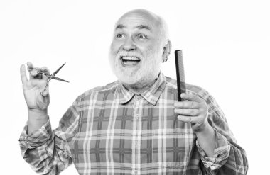 Berber profesyonel ekipman kullanır. Tımar servisi. Berber çelik makasla çalışır. Berber dükkanı konsepti. Sakallı yakışıklı kuaför, sakal şekillendirme aleti kullanıyor. Erkek güzeli. Saç kes.