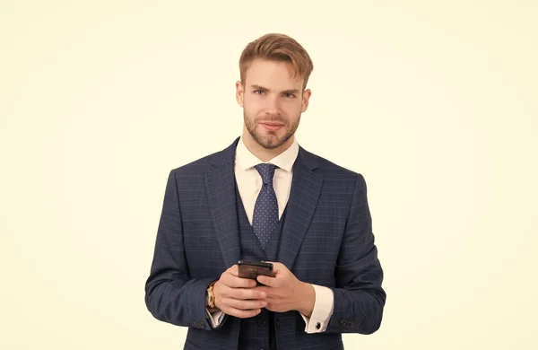 Empresário sério em terno formal usar smartphone isolado no branco, móvel — Fotografia de Stock