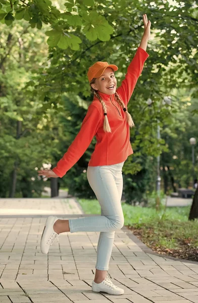 De mooiste tijd van het jaar. Happy Kid dansen op park manier. Geniet van de zomervakantie. Schoolvakanties. Vrije tijd en vrije tijd. Zomervakantie. Leuke activiteiten op vakantie — Stockfoto