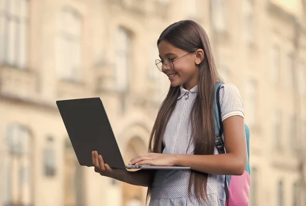 Skolflicka kid studie i parken gör skolan läxa, Distans lärande online utbildning — Stockfoto