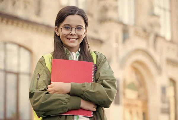 Interessante les. Gelukkig kind boek buiten te houden. Terug naar school. Privé onderwijs en les. Klas en bijles. Kennisdag. 1 september. Formeel onderwijs. Schoolbibliotheek. Klaar om te studeren — Stockfoto