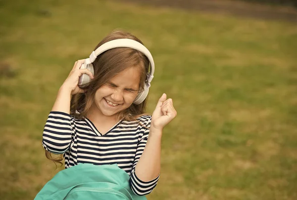 Bicie niesamowitego rytmu. Szczęśliwy dzieciak lubi słuchać muzyki w słuchawkach. Szkoła muzyczna. Edukacja muzyczna. Współczesne życie. Nowa technologia. Przynosząc szczęście poprzez dźwięk, przestrzeń kopiowania — Zdjęcie stockowe