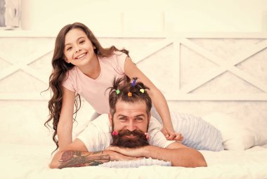 Mutluluk dolu. Komik baba, çocuk saçı yaptırıyor. Çocuklar Günü 'nde. Çocukluktaki eğlenceli zamanlar. Birlikte rahatlayın. Babasıyla kızı pazar gününün tadını çıkarıyor. Mutlu genç kız ve baba ailesi.