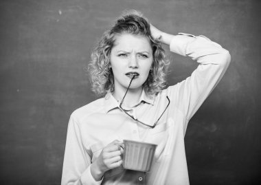 Kadınlar kahveyi sever. Kahve bağımlısı. Vücudunu ve zihnini şarj et. Bir doz kafein. Öğretmen arka planda kahve içiyor. Tüm gün boyunca enerji yüklenmesi. Okul pedagogu için ilham verici bir içki.