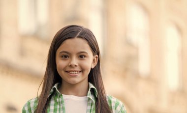 Her gün yeni bir gülücük açın. Mutlu çocuk açık havada gülümsüyor. Şirin gülüşlü küçük bir çocuk. Diş bakımı. Ağız temizliği. Pediatrik dişçilik. Diş çürümesi önleyici. Çünkü gülümseme önemlidir, kopyalama alanı