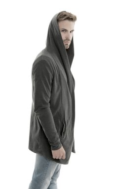 Günlük kıyafetlerin modası geçti. Beyazlar üzerinde izole edilmiş ciddi bir adam. Sıradan tarzda yakışıklı bir adam. Erkekler için günlük kıyafet dolabı. Sıradan moda tarzı. Günlük giysiler. Erkek giyim mağazası