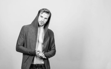 Mükemmel erkek. Erkek modası ve güzellik. Kot tarzında seksi maço. Kaslı adamın mükemmel gövdesi. Moda kapüşonlu ceketli adam. Formda kalmak için diyet yapıyorum. Erkek manken.