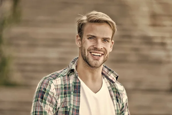 Bonito e feliz. Um tipo bonito a sorrir ao ar livre. Bonito aspecto de jovem. Macho a tratar. Salão de cabeleireiro. Barbearia. Tendência moda. Estilo casual. Bonito em qualquer idade, filtro vintage — Fotografia de Stock