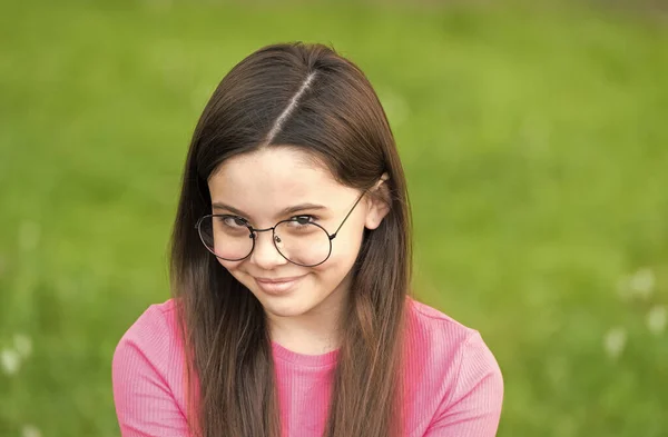 Souriez avec un reflet de lueur. Joyeux sourire d'enfant sur l'herbe verte. Petite fille avec sourire mignon été en plein air. Clinique dentaire. La santé des dents. Hygiène dentaire. La dentisterie. Souriez comme jamais auparavant — Photo