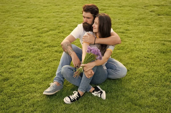 Despreocupado pareja en amor abrazos relajarse en el parque, concepto de día de la juventud —  Fotos de Stock