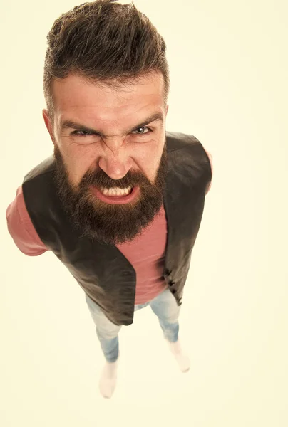 Extremadamente loco. Hombre agresivo expresión de la cara de pie fondo blanco. Día estresante. Vida masculina estresante. Un loco agresivo grita. La agresión causa dolor de cabeza. Tipo enojado persona agresiva — Foto de Stock