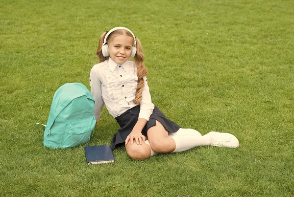 Bądź dobrym uczniem przez całe życie. nastolatka z książką o zielonej trawie. Mała dziewczynka czyta książki. studiować literaturę dla dzieci. nowa technologia w cyfrowym życiu. Dzień wiedzy. przyszłe kształcenie szkolne — Zdjęcie stockowe