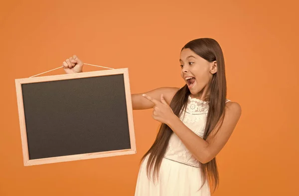 Joyeux sourire fille tenir tableau noir. Petit garçon avec tableau blanc. Publicité promotion copie espace. Bonne nouvelle pour vous. Tableau pour information. Tableau noir vierge. Quelque chose que vous devez savoir — Photo