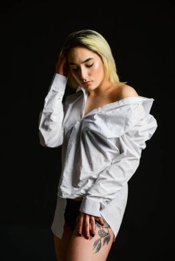Dövmeli ve göz kamaştırıcı. Seksi kadın portresi. Kız sütyen giyiyor. Vücut şekilleri. İç çamaşırı siyah arka planda duygusal bir model. İç çamaşırı butiği. Seksi bir kadın. Dantelli iç çamaşırlı seksi kız.