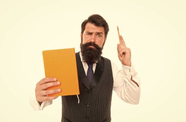 Okumak hayal gücünü genişletir. Erkek öğretmen kalem tutma kitabını kaldırdı. Sakallı adam yazmayı ve okumayı öğretiyor. Hayali bir kitap. Yaratıcı düşünce. Hayal gücü konsepti. Eğitim Okulu