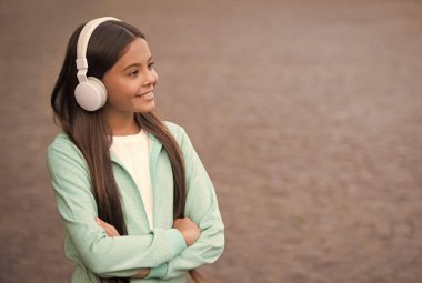 Okula dönüyorum. Online özel eğitim. Gülümseyen çocuk ses kitabı çalışıyor. Elearning ve ebook. çocukluk mutluluğu. Kulaklık takan genç bir kız. kopyalama alanı. Mutlu çocuk kulaklık takıyor. müzik dinle.