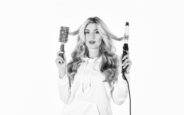 Saçından asla vazgeçme. Mükemmel kıvırcık kıvırcık saçlı, çok sağlıklı bir kız. Kız saç stiline önem verir. Moda ve güzellik. Saç stilisti. Model kadın.