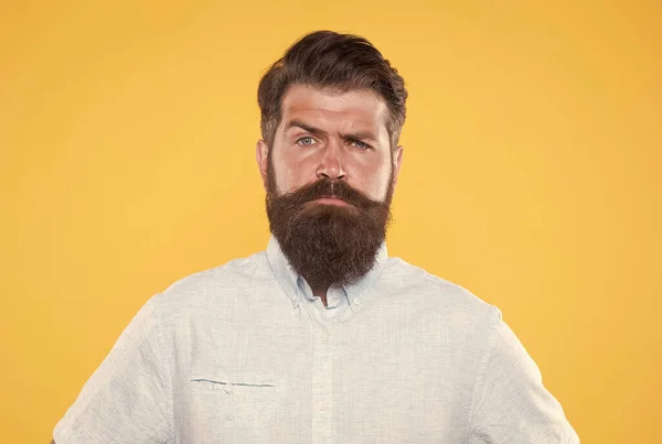 Homem barbudo com penteado em camisa branca, moda masculina — Fotografia de Stock