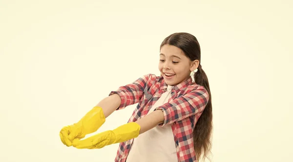 Estilo de vida da dona de casa. Hora de lavar. Publicidade de materiais de limpeza. menina pequena limpeza em luvas de borracha. Criança casa limpa em luvas de látex. Luvas amarelas para limpar a casa. conceito de trabalho doméstico — Fotografia de Stock