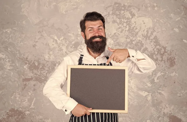 Güzel görünümlü hippi kafe kahvecisi. Karatahta fotokopi alanı, günün yemeği konsepti. — Stok fotoğraf