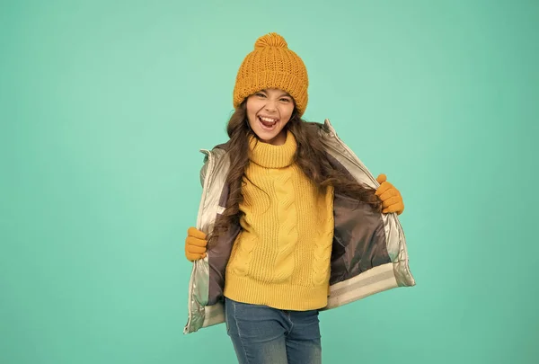 Menina adolescente sorridente em casaco acolchoado ou puffer pronto para passar férias de inverno e férias no conforto e calor, despreocupado e engraçado — Fotografia de Stock