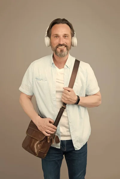 Get the very best audio experience. Bearded man listen to music grey background. Mature male wear audio headphones. Hi-Fi audio device. Listening to audio podcast. New technology. Modern life — Φωτογραφία Αρχείου