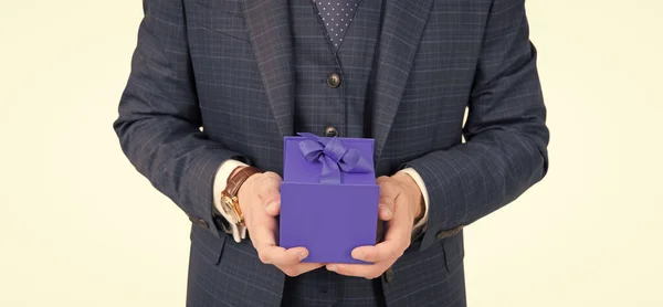 Paquete de caja de cartón de cubo azul atado con cinta elegante que se sostiene en manos masculinas para la celebración de vacaciones aisladas en blanco, regalo — Foto de Stock