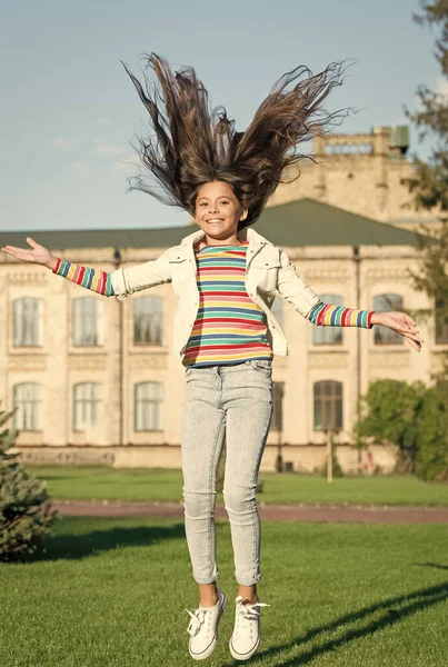 Geluk en vreugde. Zorgeloos en vrolijk. Ik voel me vrij. Extreme energie. Vrijheidsconcept. Schoolmeisje terug naar school. Jeugdgeluk. Slim klein gelukkig meisje klaar om te studeren. mode en schoonheid — Stockfoto