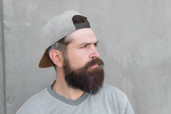 Salon de coiffure et soins des cheveux du visage. Mode de vie hippie. Cool hipster avec barbe porter une casquette de baseball élégant. Brutal bel homme hipster mature. Homme barbu style tendance. Toilettage de la barbe et de la moustache — Photo